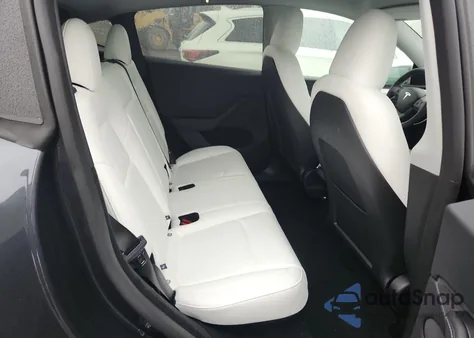 2025 Tesla Model Y z USA, uszkodzony, nr VIN 7SAYGDEE2SA348672